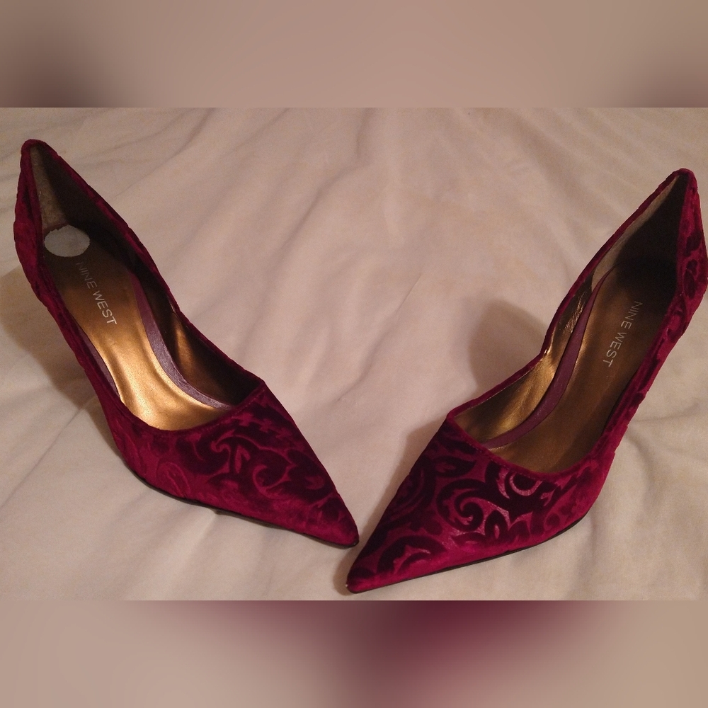 New Nine West Burgundy 8.5 Elegant Pumps with Pointed Toe and High Slender Heel